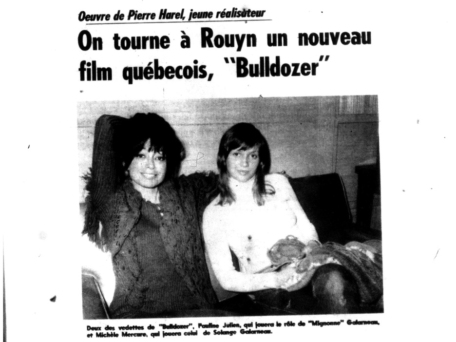 Une copie numérisée d'un journal montre un article intitulé « On tourne à Rouyn un nouveau film québécois, Bulldozer ». Une copie numérisée d'un journal montre un article intitulé « On tourne à Rouyn un nouveau film québécois, Bulldozer ».