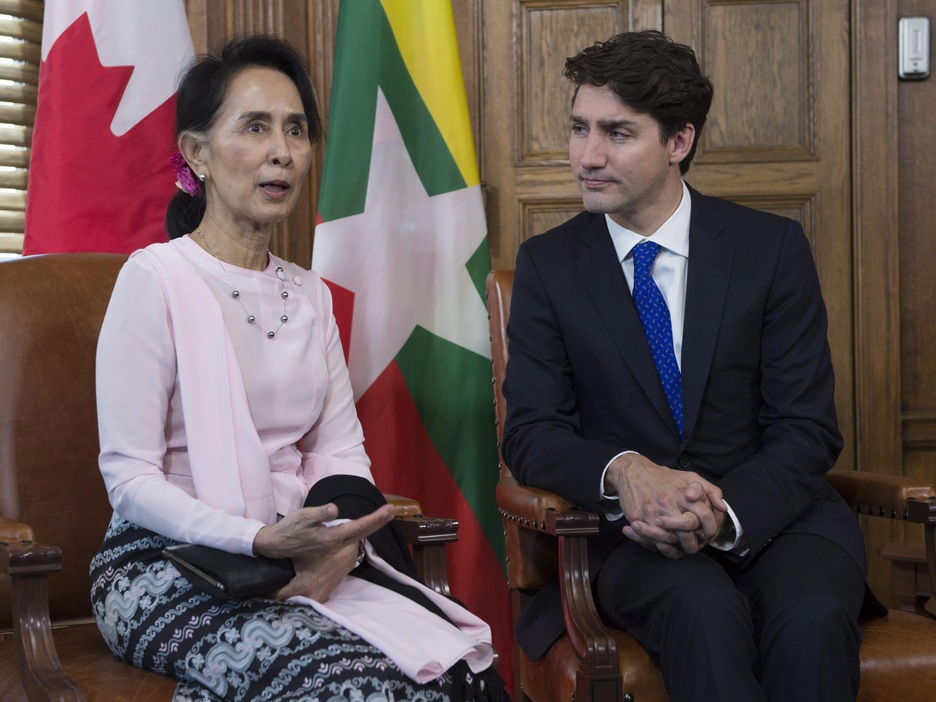 Le premier ministre du Canada, Justin Trudeau, en compagnie de la dirigeante birmane, Aung San Suu Kyi, à Ottawa, en juin 2017. Le premier ministre du Canada, Justin Trudeau, en compagnie de la dirigeante birmane, Aung San Suu Kyi, à Ottawa, en juin 2017.