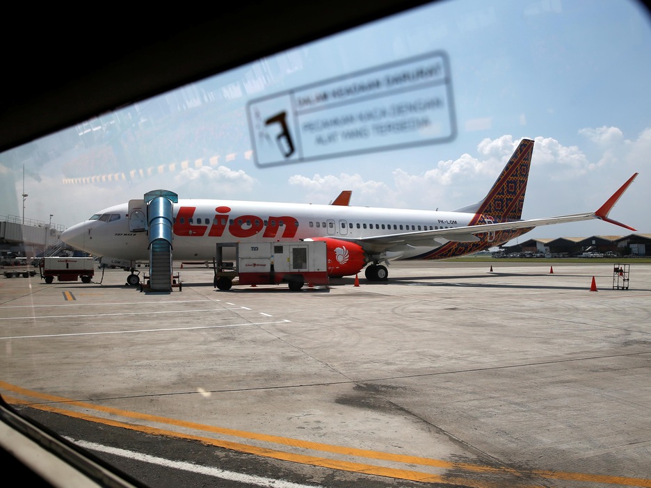 Un avion Boeing 737 MAX 8 de la compagnie indonésienne Lion Iar attend sur le tarmac d'un aéroport, près de Jakarta. Un avion Boeing 737 MAX 8 de la compagnie indonésienne Lion Iar attend sur le tarmac d'un aéroport, près de Jakarta.