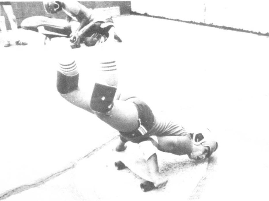Une découpure de journal montre un jeune homme entrain de faire de la planche à roulettes, en équilibre sur ses mains. Une découpure de journal montre un jeune homme entrain de faire de la planche à roulettes, en équilibre sur ses mains.
