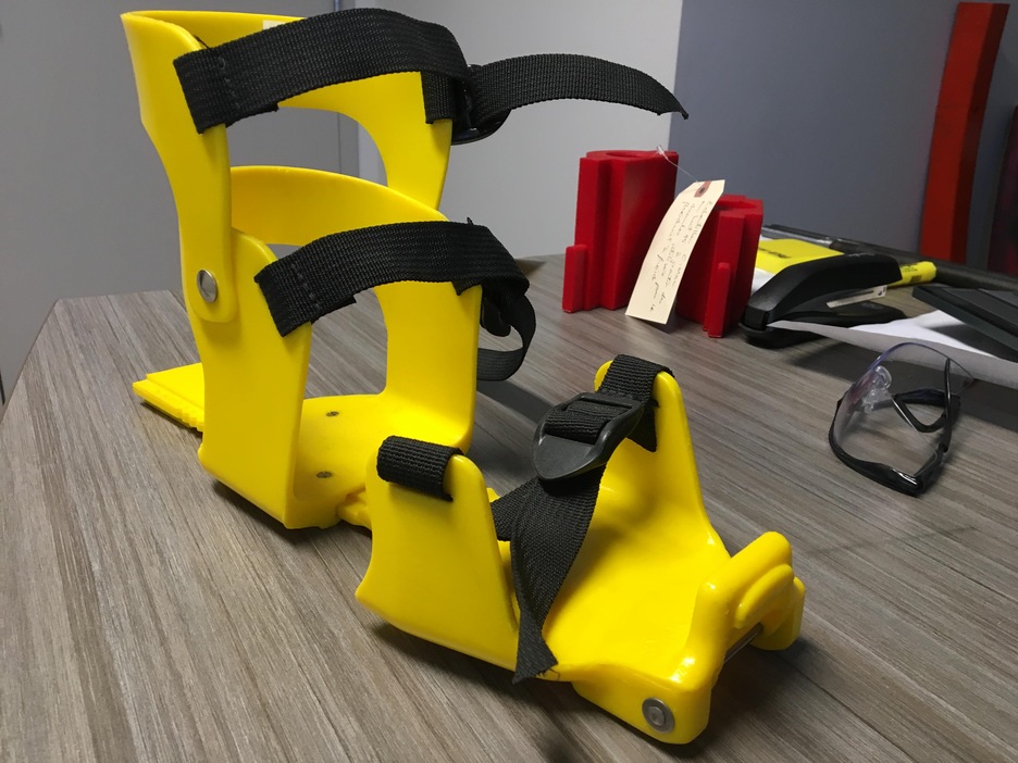 Une fixation de botte en plastique est posée sur une table. Une fixation de botte en plastique est posée sur une table.