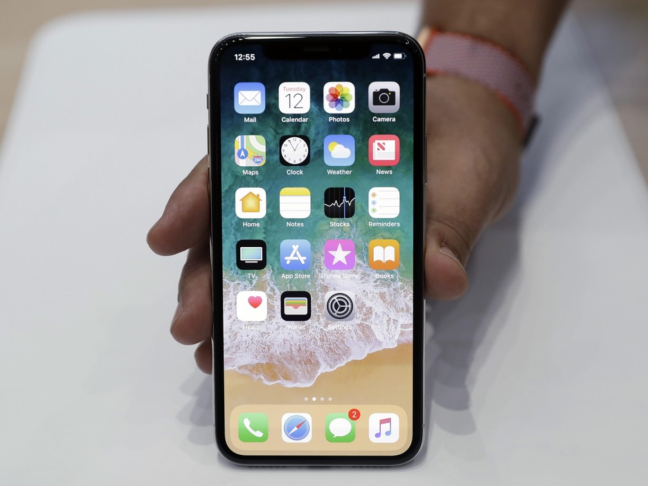 La main d'un homme qui tient le nouvel iPhone X. La main d'un homme qui tient le nouvel iPhone X.