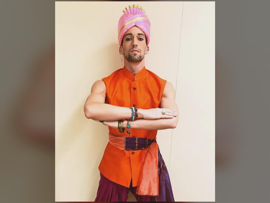 Jesse Matteau habillé pour le sketch de Bollywood dans le Bye bye 2018 Jesse Matteau habillé pour le sketch de Bollywood dans le Bye bye 2018