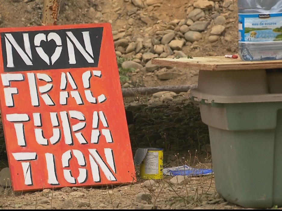 Les militants qui appuient le barrage affichent leurs couleurs. Les militants qui appuient le barrage affichent leurs couleurs.