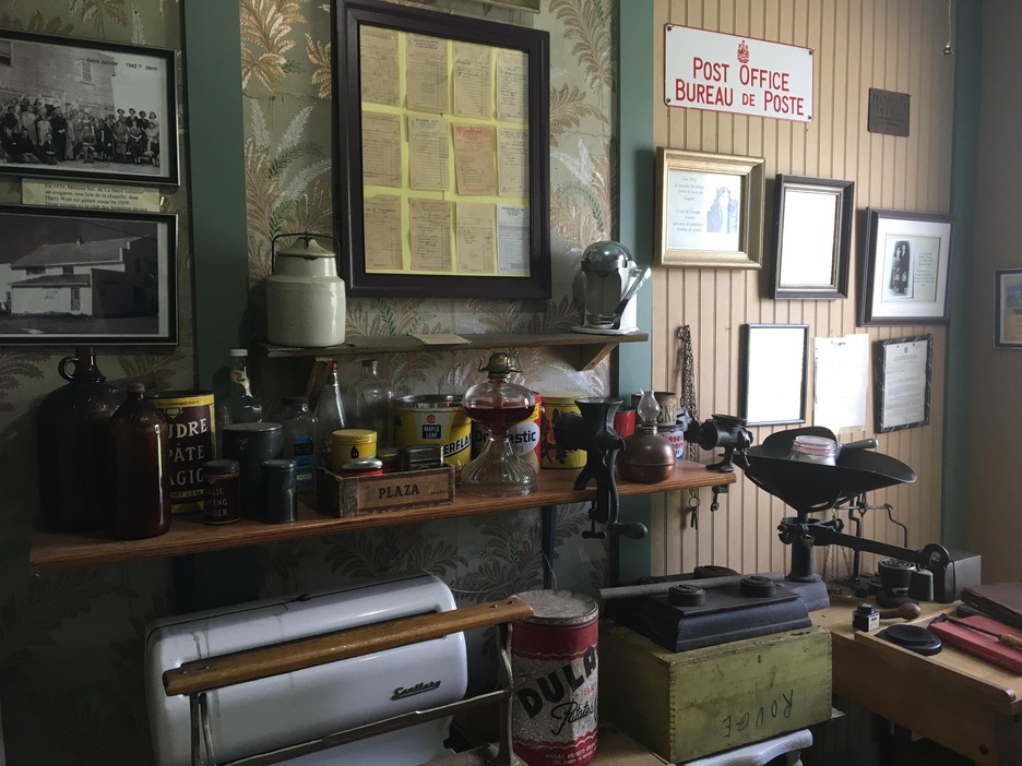 Une maison décorée d'époque avec une section bureau de poste. Une maison décorée d'époque avec une section bureau de poste.