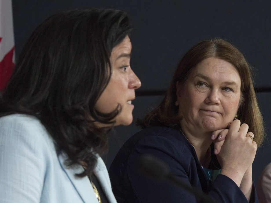 Plan rapproché de Jane Philpott qui regarde Jody Wilson-Raybould. Plan rapproché de Jane Philpott qui regarde Jody Wilson-Raybould.