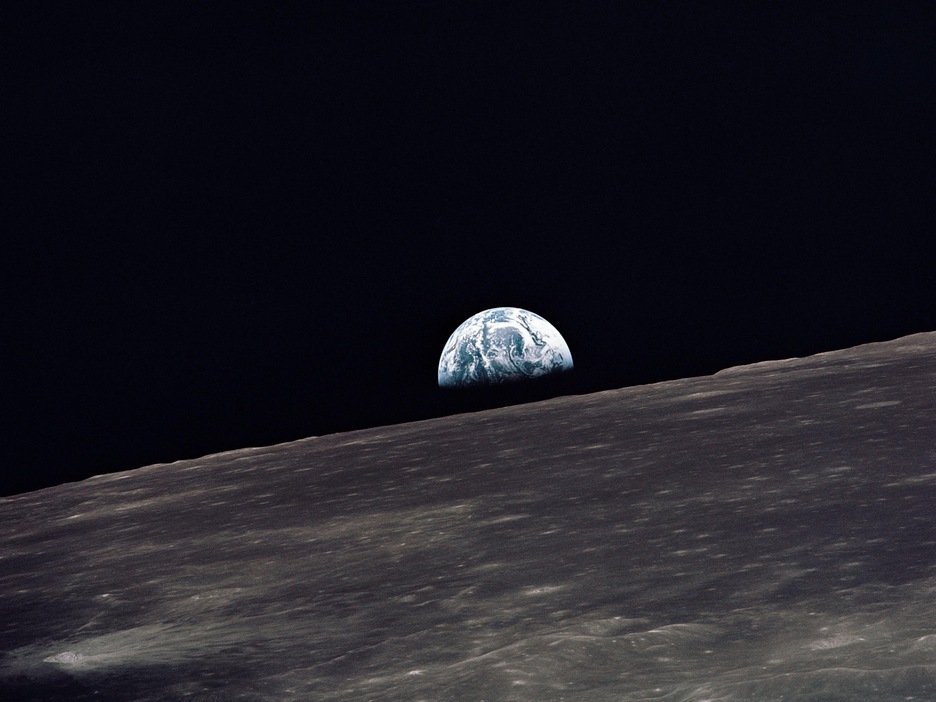La Terre se lève sur l'horizon de la Lune lors de la mission Apollo 10. La Terre se lève sur l'horizon de la Lune lors de la mission Apollo 10.