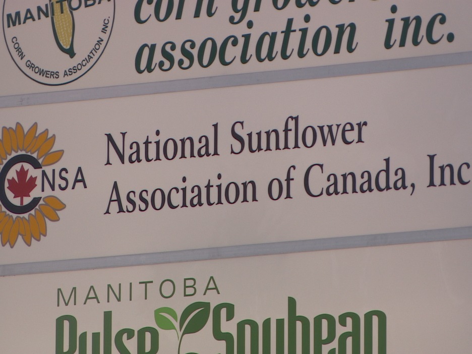 Gros plan sur un panneau de l'Association nationale de tournseols du Canada Gros plan sur un panneau de l'Association nationale de tournseols du Canada