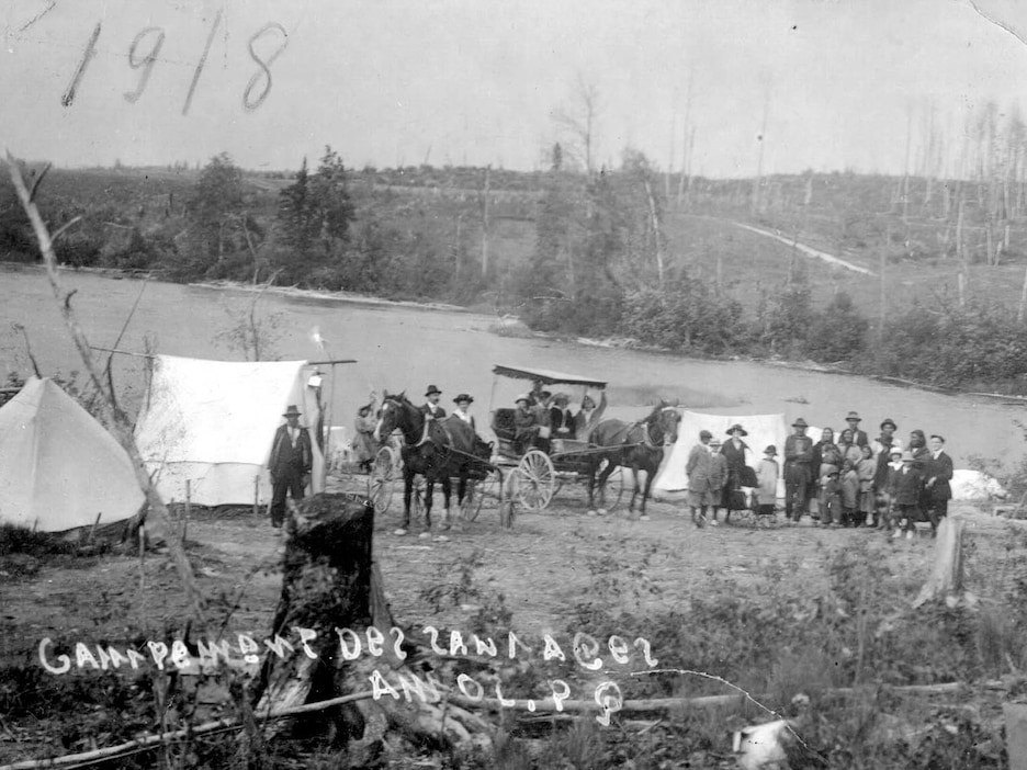Un photo d'archives montre le « Campement des sauvages » de Pikogan en 1918. Un photo d'archives montre le « Campement des sauvages » de Pikogan en 1918.