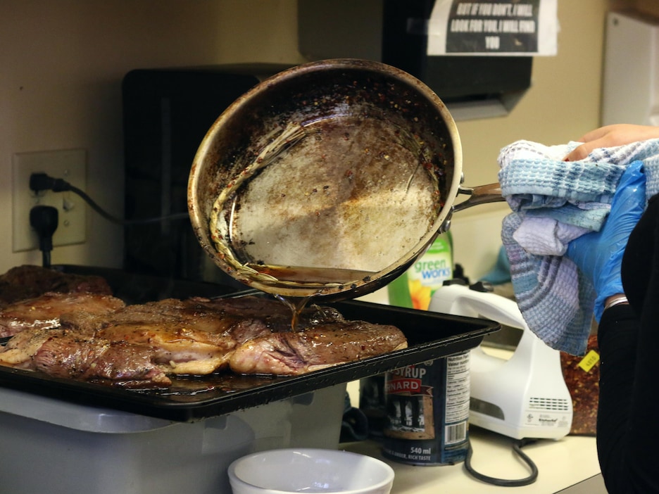 Une cuisinière prépare un plat de canard à l'érable. Une cuisinière prépare un plat de canard à l'érable.