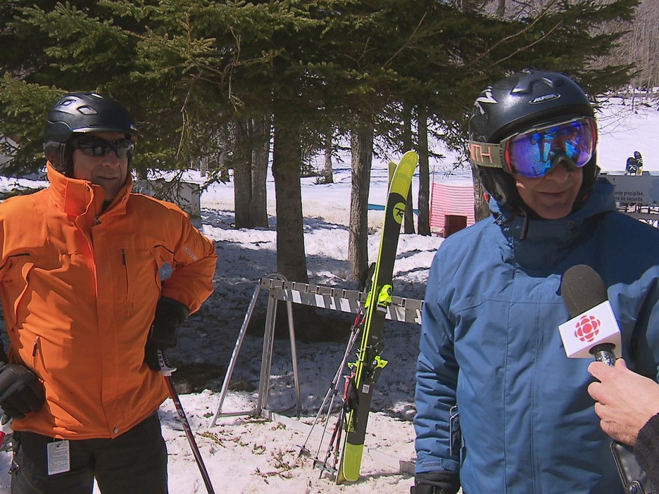 Deux skieurs lors de la dernière journée de ski alpin de la saison 2016 - 2017 à la station du Mont-Comi Deux skieurs lors de la dernière journée de ski alpin de la saison 2016 - 2017 à la station du Mont-Comi