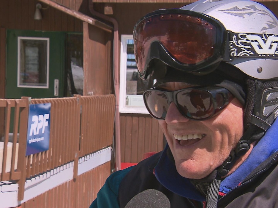 Un skieur lors de la dernière journée de ski alpin de la saison 2016 - 2017 à la station du Mont-Comi Un skieur lors de la dernière journée de ski alpin de la saison 2016 - 2017 à la station du Mont-Comi