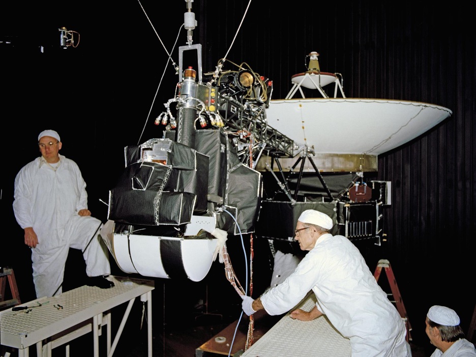 La sonde Voyager, testée dans les laboratoires de la NASA en Californie La sonde Voyager, testée dans les laboratoires de la NASA en Californie