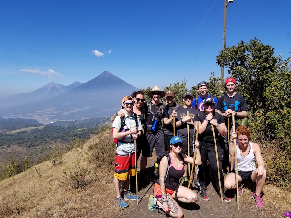 Les étudiants en randonnée avec des volcans en arrière-plan Les étudiants en randonnée avec des volcans en arrière-plan