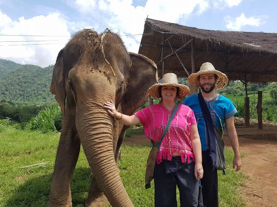 Stéphanie Bergeron et Nicolas Gagnon-Gauthier avec un éléphant, en Thaïlande Stéphanie Bergeron et Nicolas Gagnon-Gauthier avec un éléphant, en Thaïlande