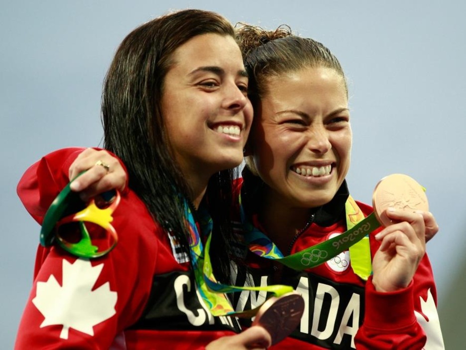 Meaghan Benfeito (gauche) et Roseline Filion célèbrent leur médaille de bronze. Meaghan Benfeito (gauche) et Roseline Filion célèbrent leur médaille de bronze.