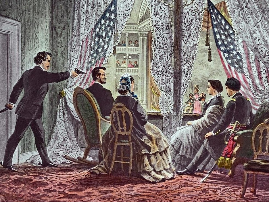 Dessin en couleur montrant la loge présidentielle du Théâtre Ford avec le président, sa femme et deux invités, tous de dos, et le tireur, de profil derrière Lincoln, qui tire dans sa nuque. Dessin en couleur montrant la loge présidentielle du Théâtre Ford avec le président, sa femme et deux invités, tous de dos, et le tireur, de profil derrière Lincoln, qui tire dans sa nuque.
