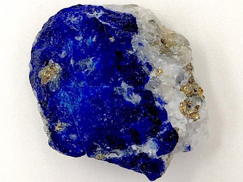Une roche avec des cristaux bleus et blancs Une roche avec des cristaux bleus et blancs