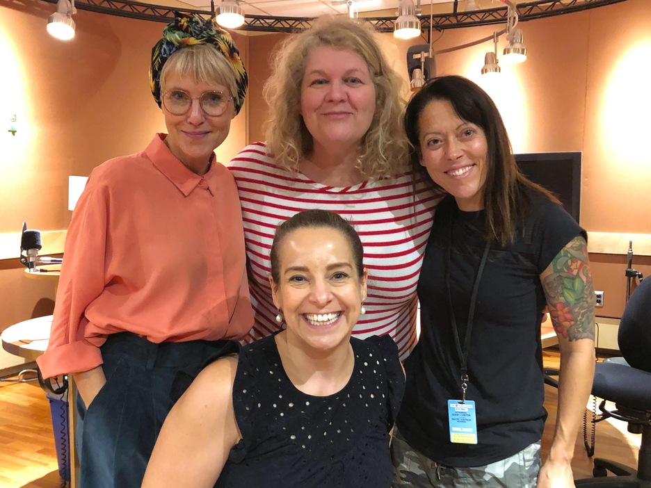 Photo de Pénélope McQuade, Guylaine Guay et Sophie Arbour debout et Élaine Allard dans son fauteuil roulant. Photo de Pénélope McQuade, Guylaine Guay et Sophie Arbour debout et Élaine Allard dans son fauteuil roulant.