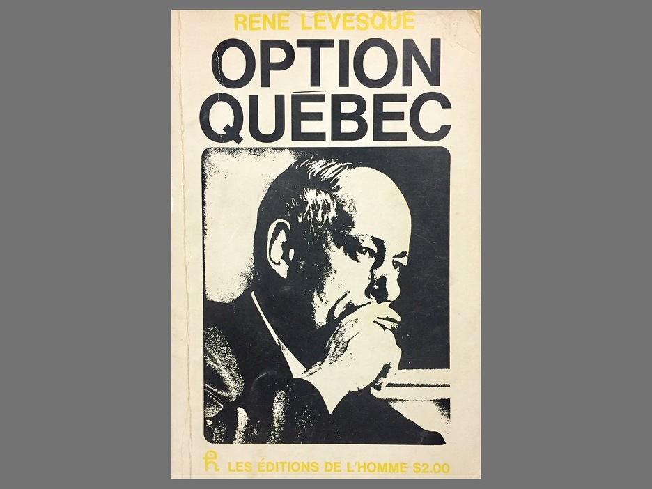 Photo de René Lévesque, une cigarette à la main, sur la couverture du livre. Photo de René Lévesque, une cigarette à la main, sur la couverture du livre.