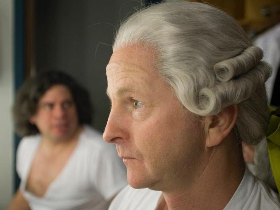 Le comédien en coulisses, dans son rôle de Mozart pour Edgar et ses fantômes Le comédien en coulisses, dans son rôle de Mozart pour Edgar et ses fantômes