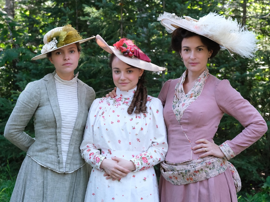 Sarah-Jeanne Labrosse, Romane Denis et Madeleine Péloquin en robes d'époque élégantes pour un mariage dans Les pays d'en haut. Sarah-Jeanne Labrosse, Romane Denis et Madeleine Péloquin en robes d'époque élégantes pour un mariage dans Les pays d'en haut.