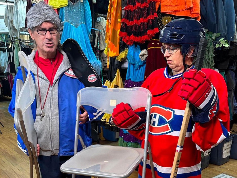 Jean-René Dufort déguisé en entraîneur du Canadien et Chantal Lamarre en joueur de hockey qui tient une chaise.
