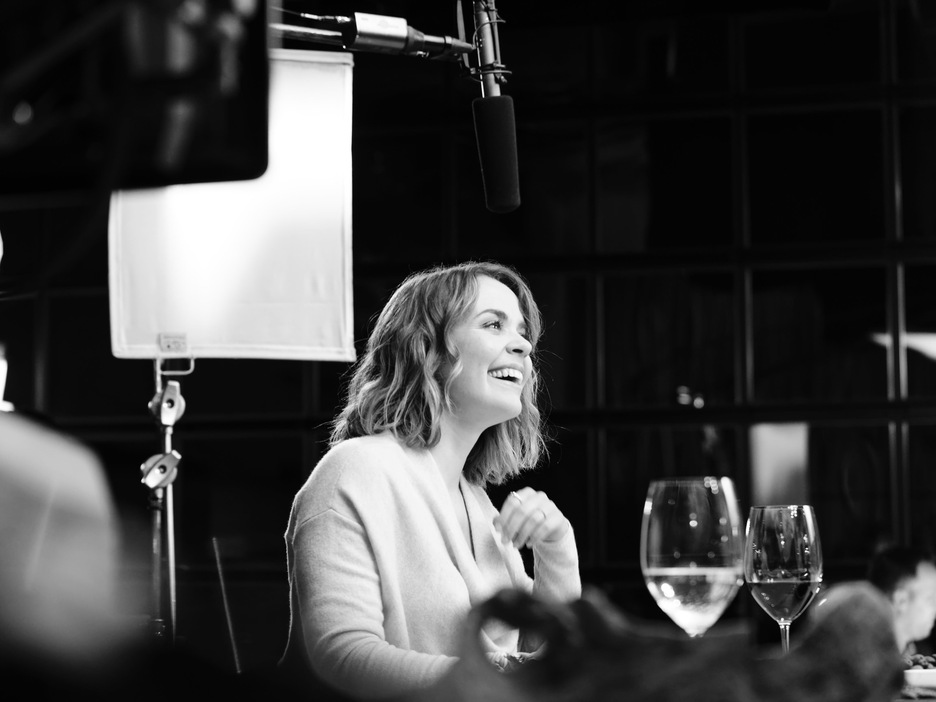 Noémie rigole à table. Noémie rigole à table.