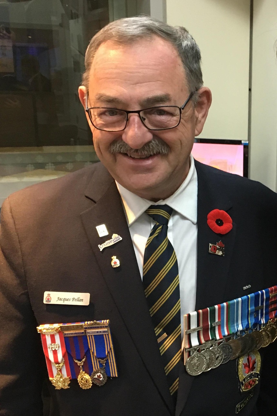 Homme dans le studio de radio de Trois-Rivières habillé en uniforme Homme dans le studio de radio de Trois-Rivières habillé en uniforme