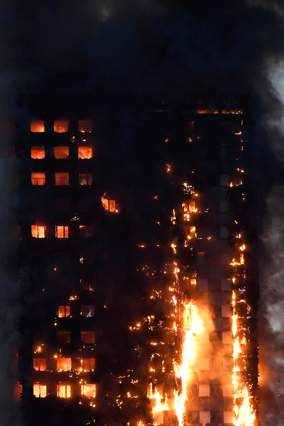 Le feu a ravagé une tour d'habitation dans l'ouest de Londres. Le feu a ravagé une tour d'habitation dans l'ouest de Londres.