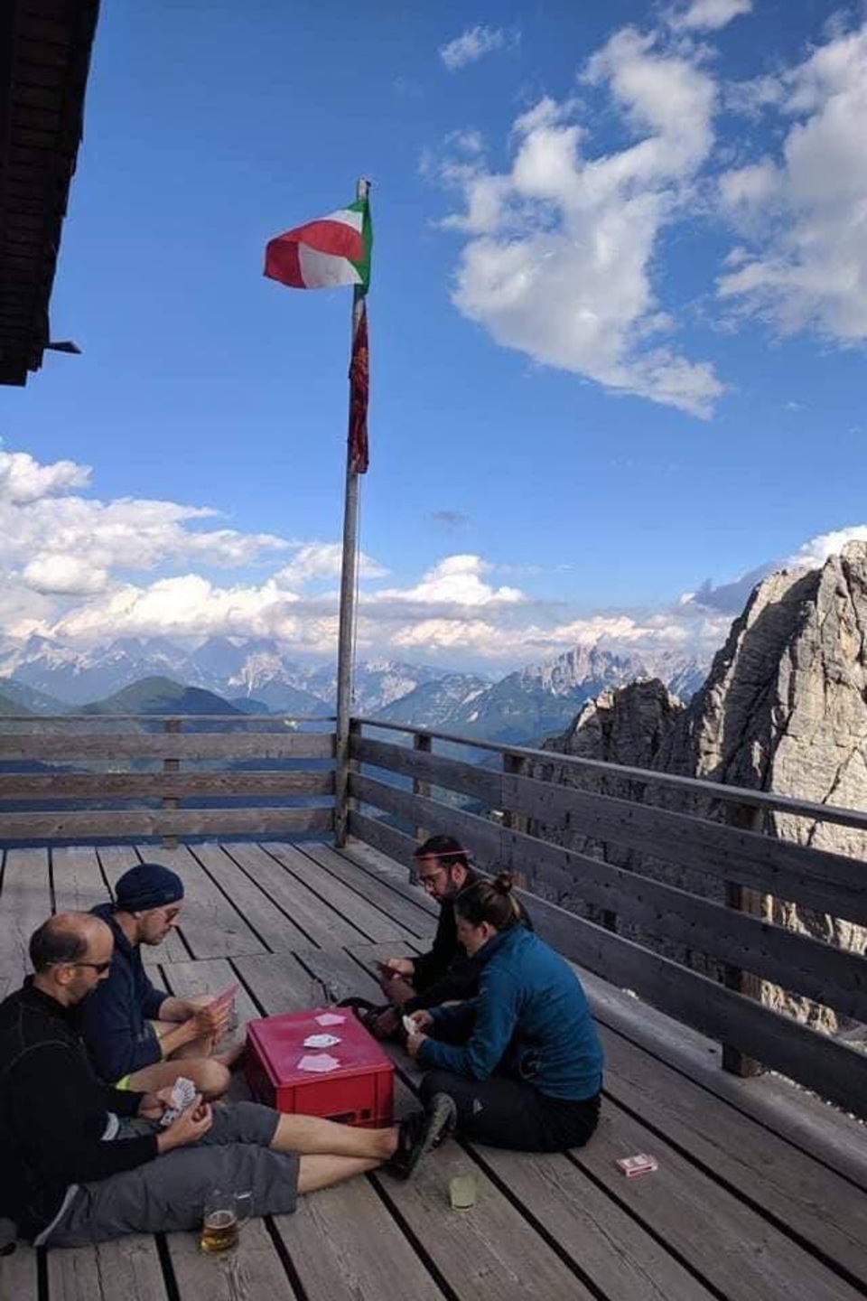 André Larouche, sa conjointe et d'autres randonneurs jouent aux cartes dans un refuge. André Larouche, sa conjointe et d'autres randonneurs jouent aux cartes dans un refuge.