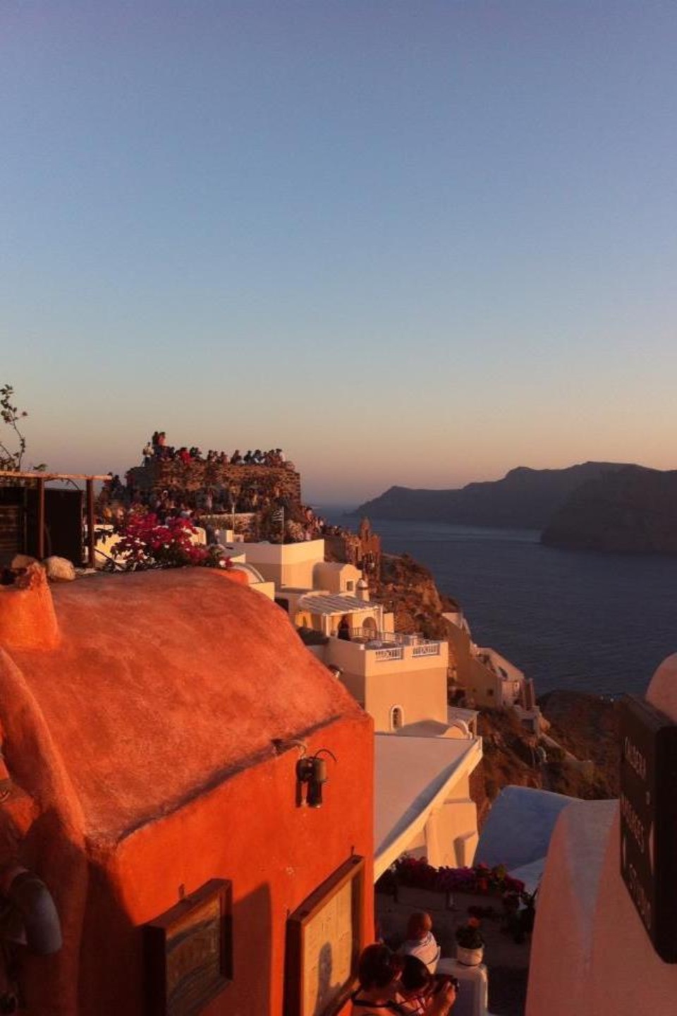 Des voyageurs admirent le coucher de soleil à Santorin. Des voyageurs admirent le coucher de soleil à Santorin.