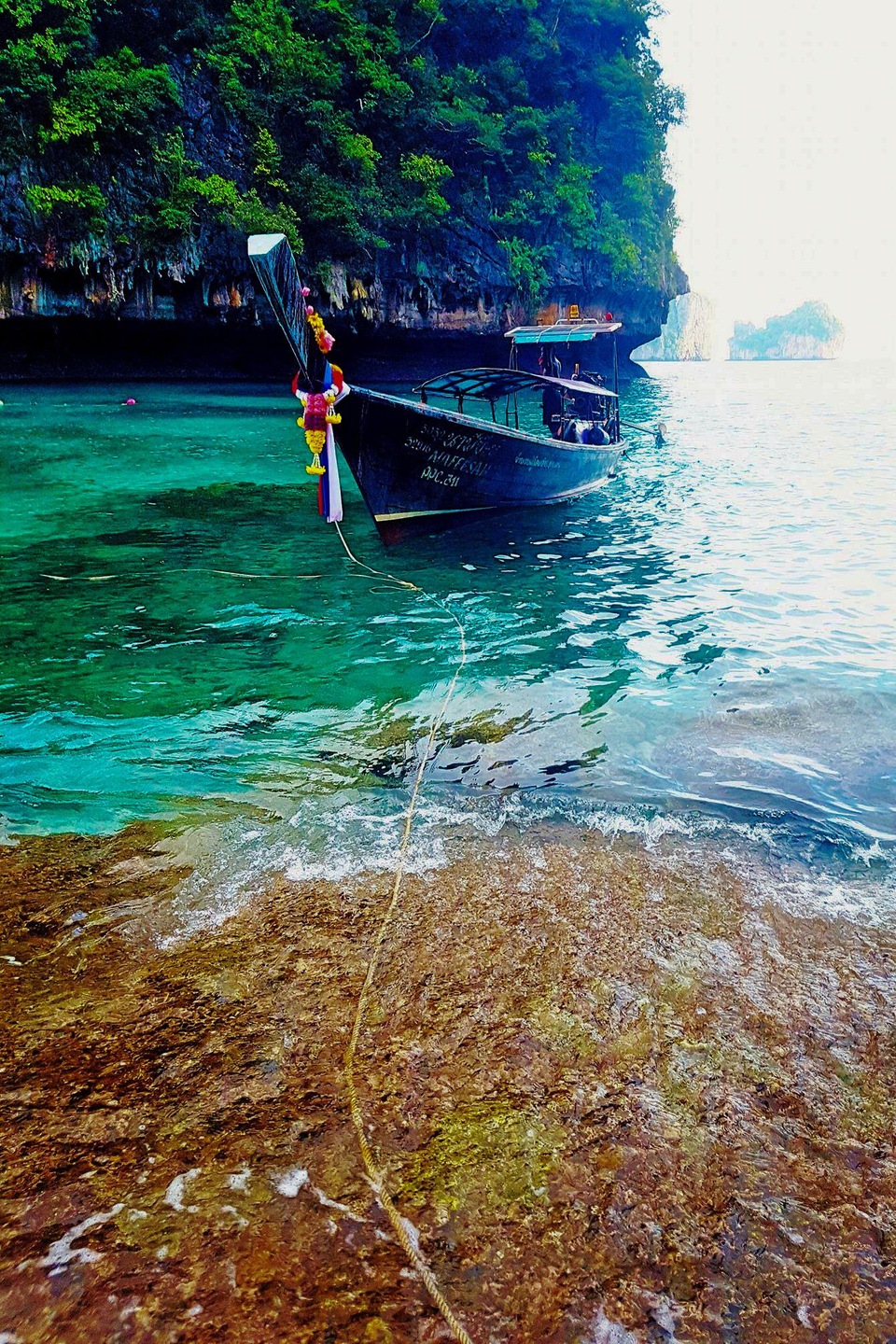Un bateau sur la baie de Maya, en Thaïlande Un bateau sur la baie de Maya, en Thaïlande