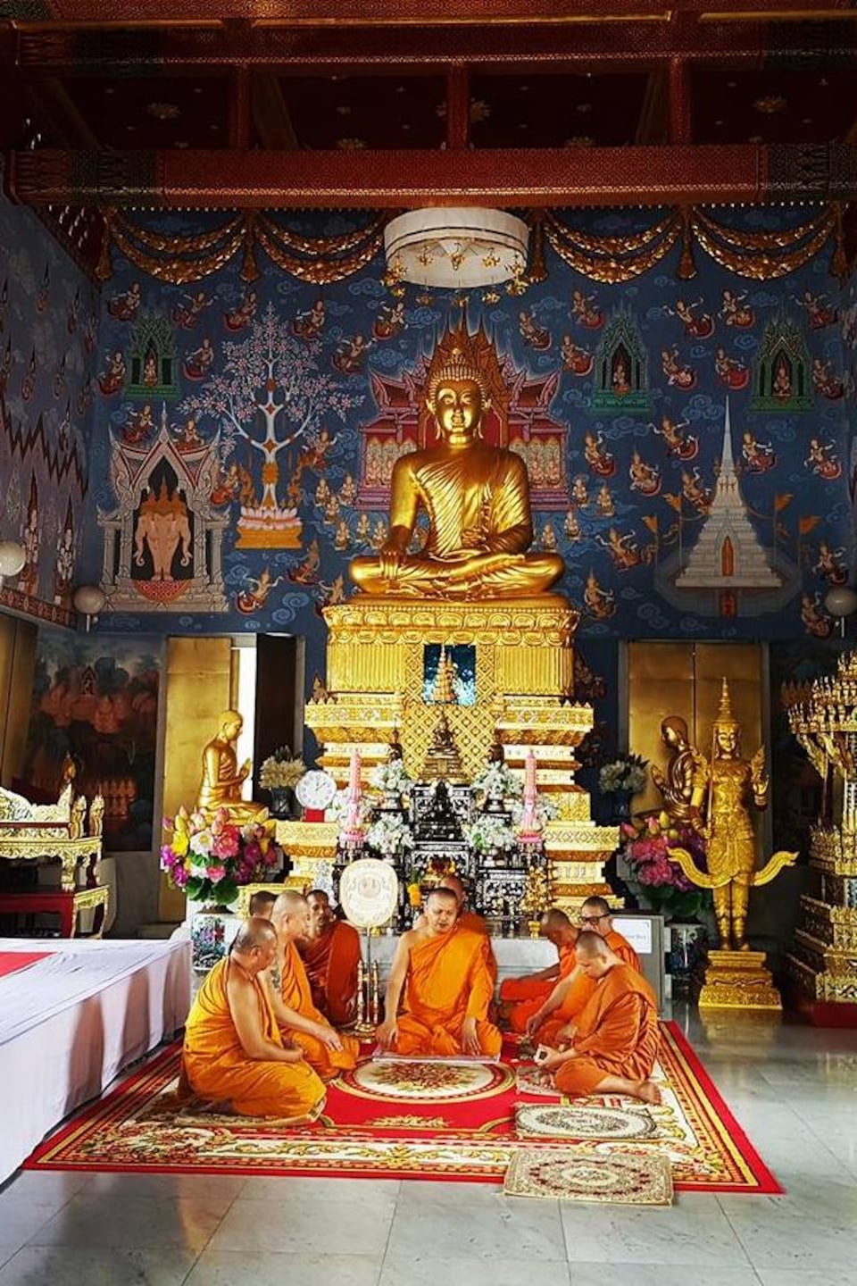 Des bouddhistes prient dans un temple de Bangkok, en Thaïlande. Des bouddhistes prient dans un temple de Bangkok, en Thaïlande.
