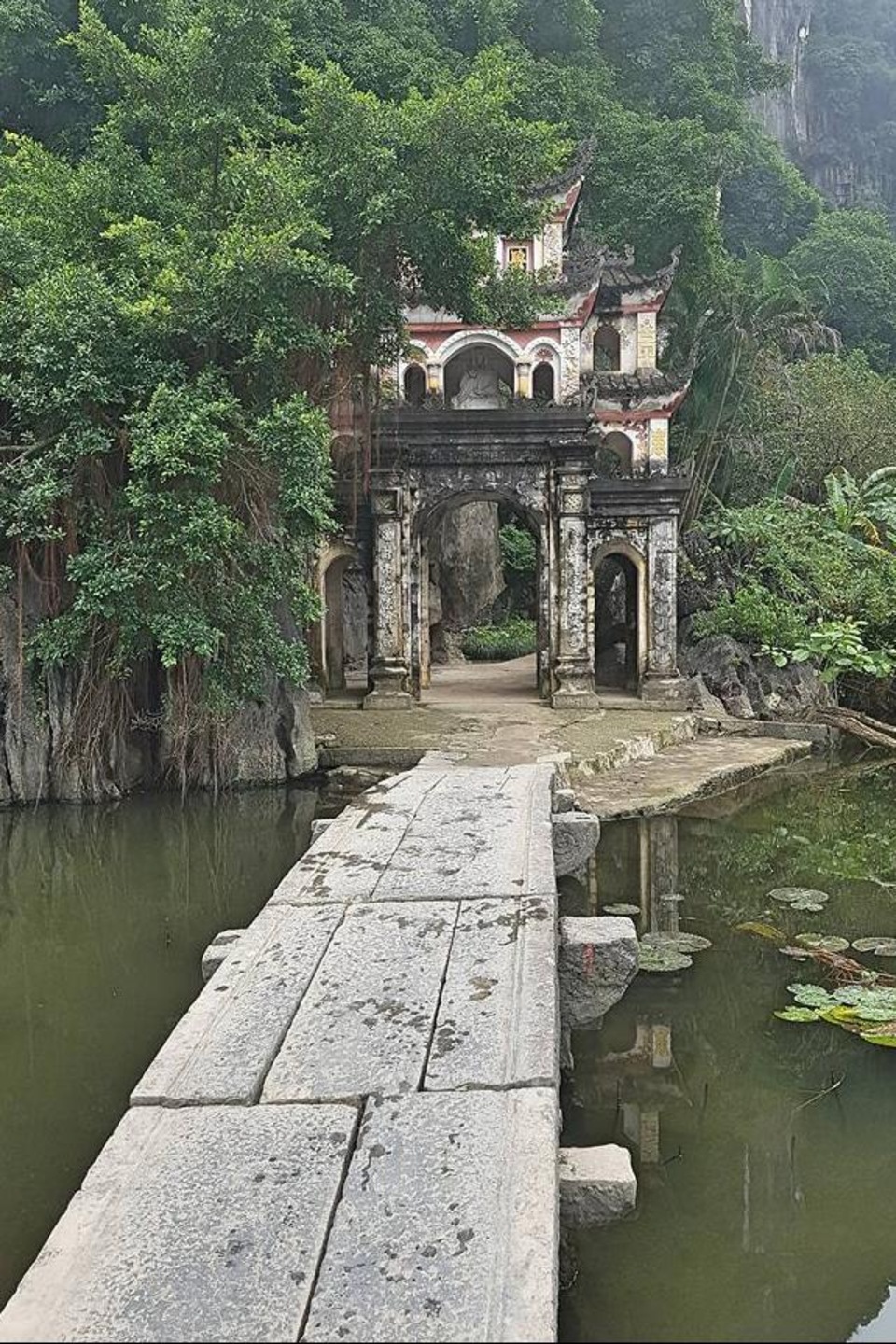 Un temple caché de la ville de Ninh Binh, au Vietnam Un temple caché de la ville de Ninh Binh, au Vietnam