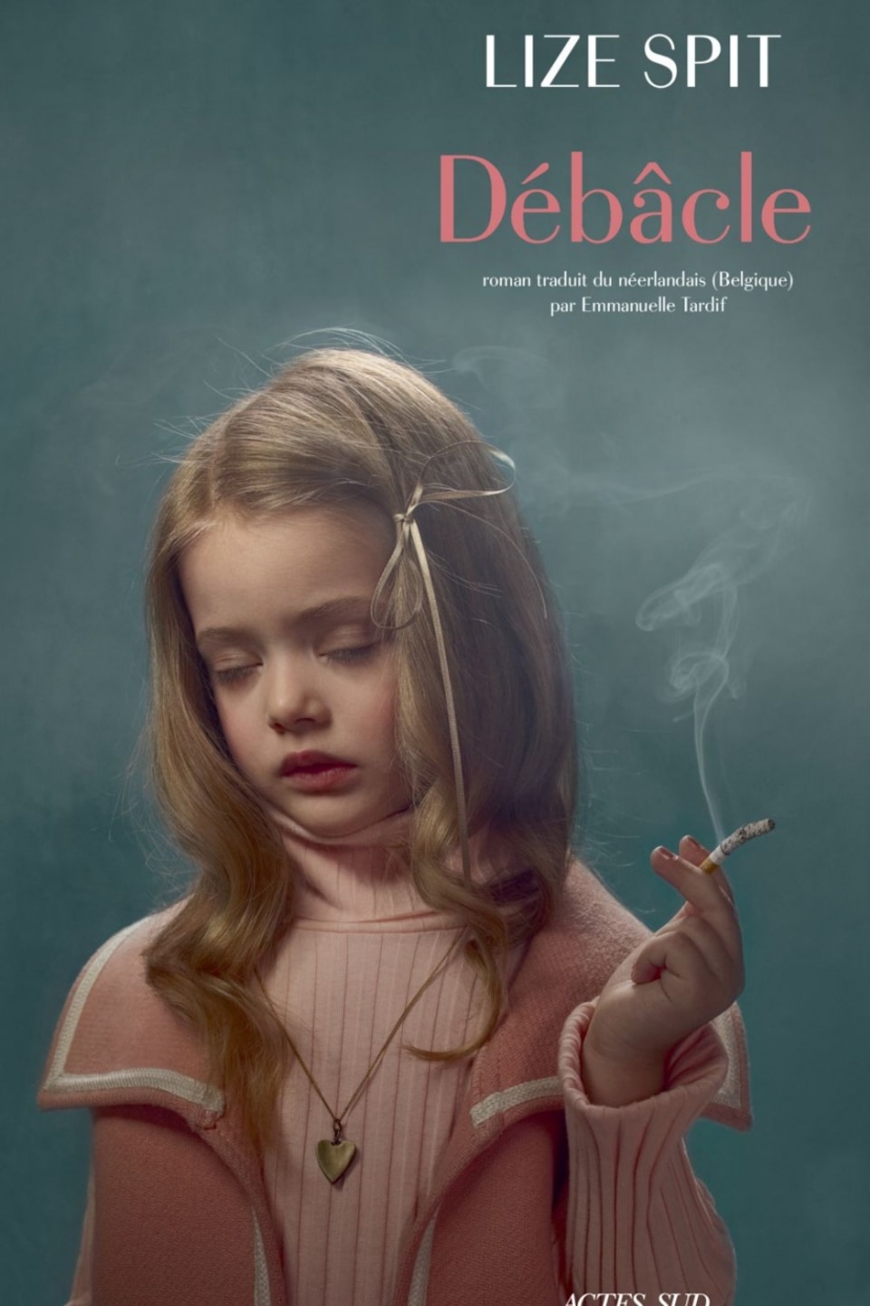 Une fillette fume une cigarette Une fillette fume une cigarette