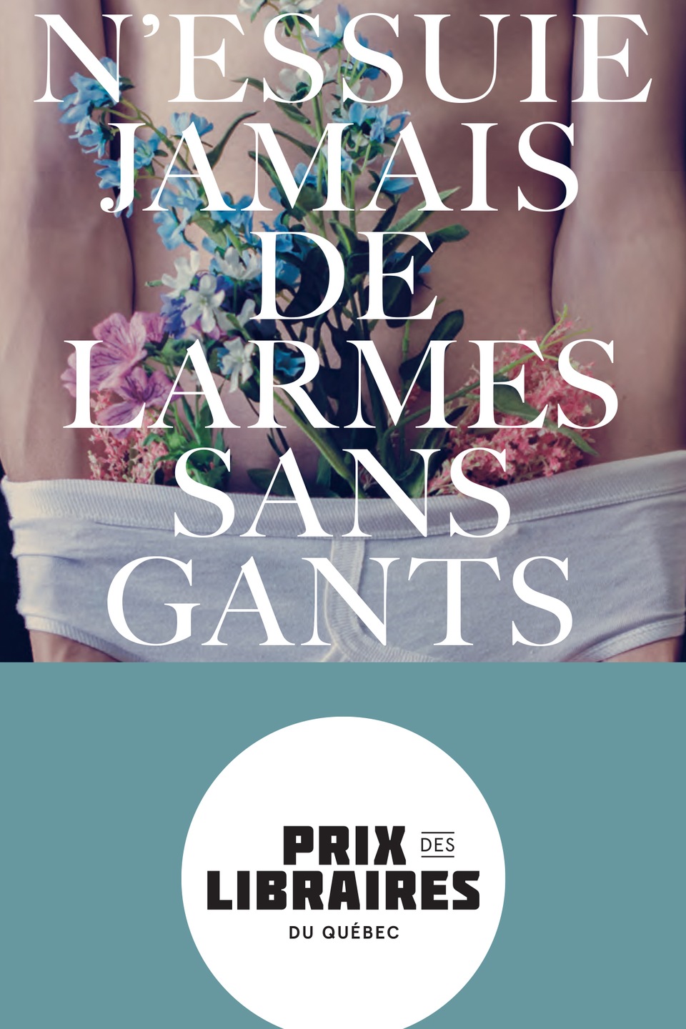 Un homme au torse nu a un bouquet de fleur dans ses caleçons. Un homme au torse nu a un bouquet de fleur dans ses caleçons.