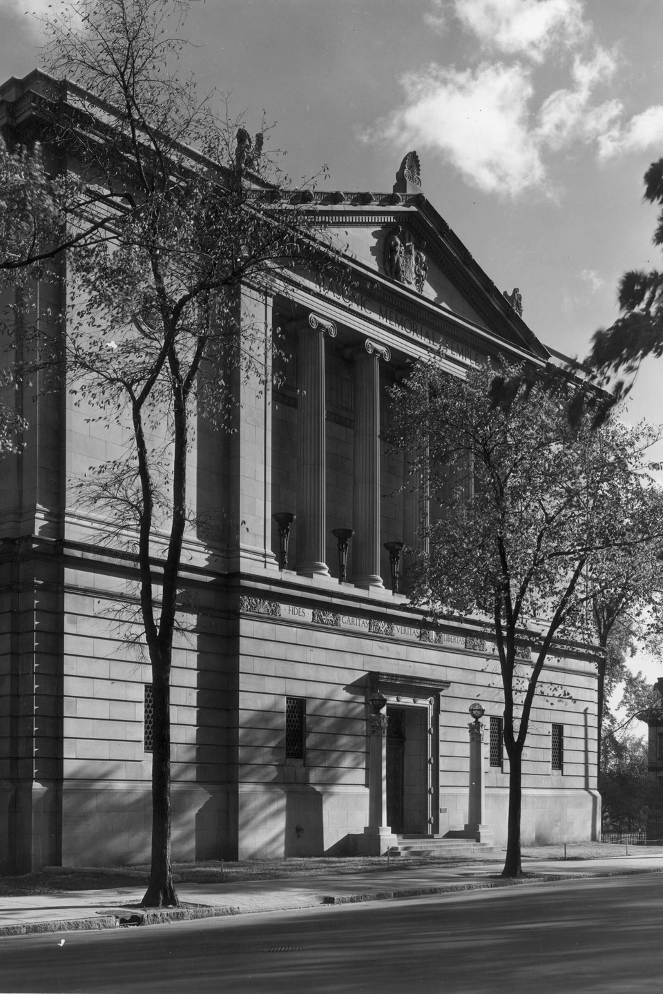 Photo en noir et blanc du temple maçonnique de Montréal en 1943. Photo en noir et blanc du temple maçonnique de Montréal en 1943.