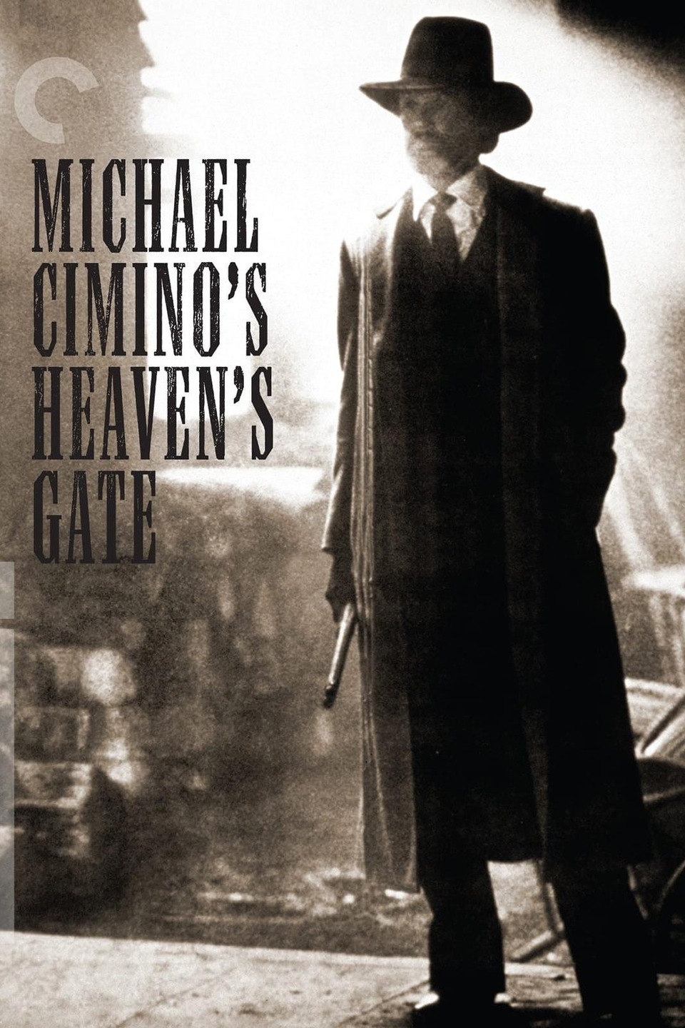 L'acteur Kris Kristoffersion porte un chapeau et un fusil sur la couverture du DVD du film <i>La porte du paradis</i>, de Michael Cimino, publié par la collection Criterion. L'acteur Kris Kristoffersion porte un chapeau et un fusil sur la couverture du DVD du film <i>La porte du paradis</i>, de Michael Cimino, publié par la collection Criterion.