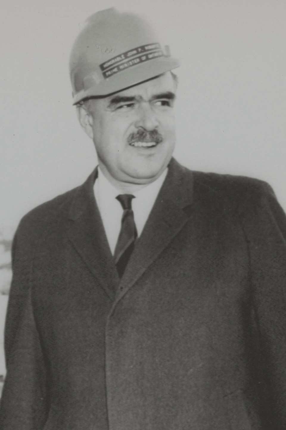 Le premier ministre ontarien John Robarts porte un casque de construction sur cette photo datant de 1967. Le premier ministre ontarien John Robarts porte un casque de construction sur cette photo datant de 1967.