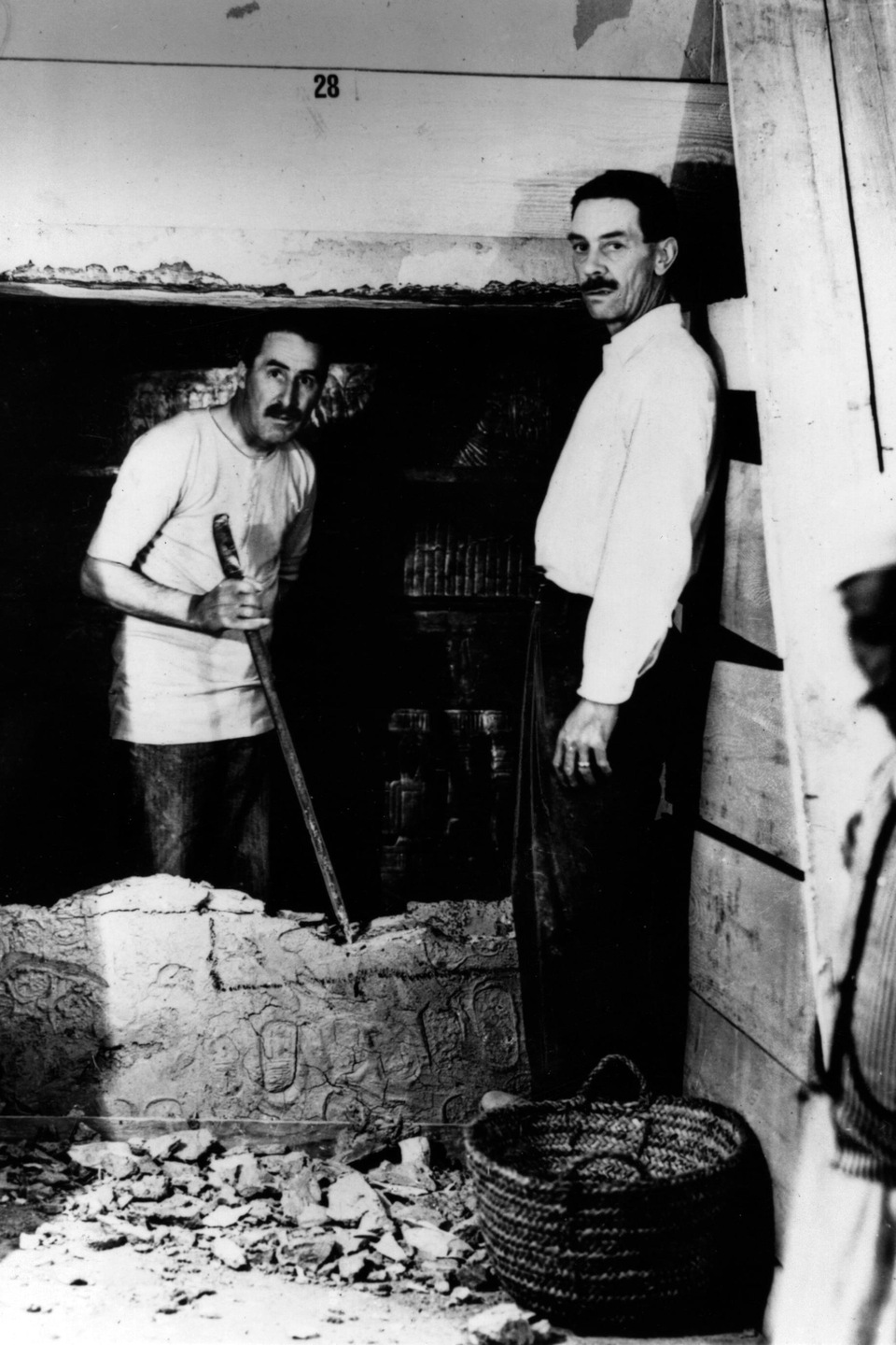 Photo en noir et blanc de deux hommes qui regardent la caméra. Ils font des travaux dans un lieu antique. Photo en noir et blanc de deux hommes qui regardent la caméra. Ils font des travaux dans un lieu antique.