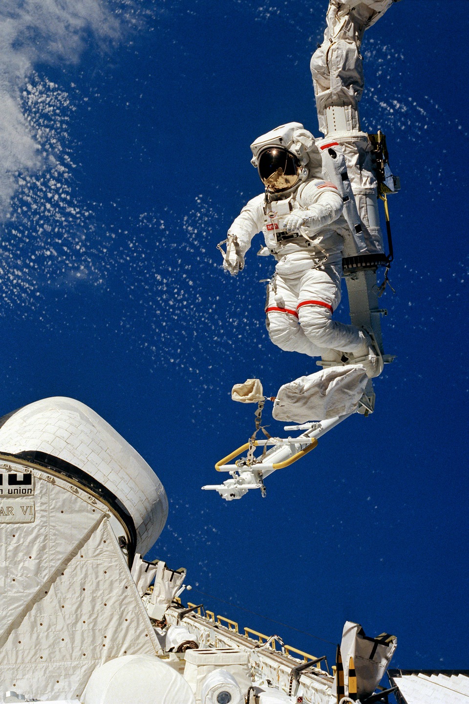 L'astronaute Bruce McCandless dans l'espace. L'astronaute Bruce McCandless dans l'espace.
