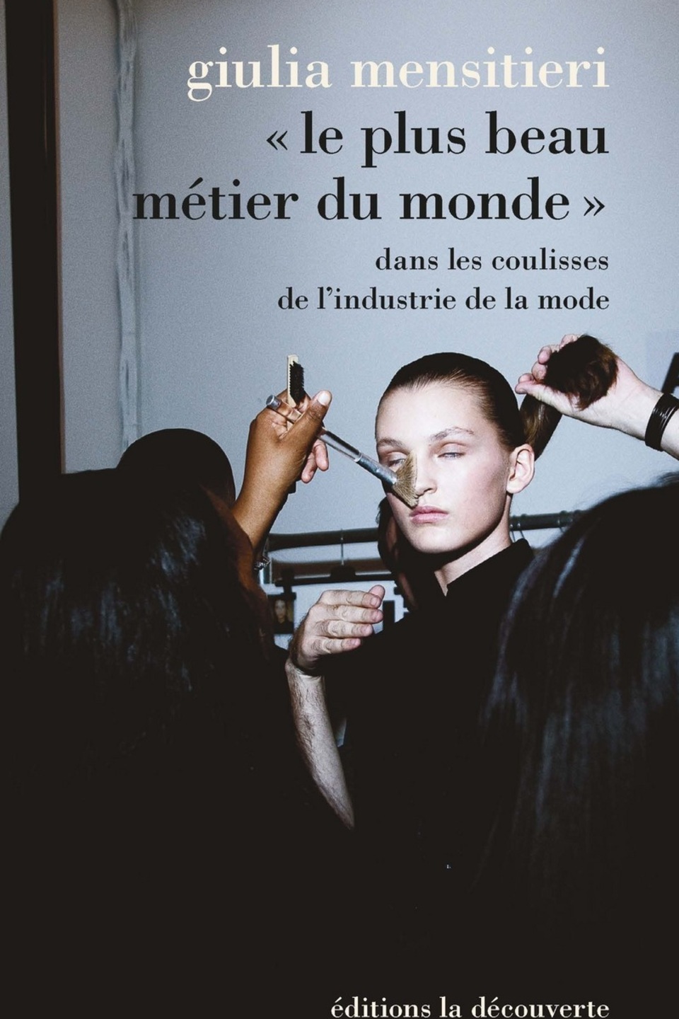 Une femme. les yeux clos, se fait maquiller le visage Une femme. les yeux clos, se fait maquiller le visage