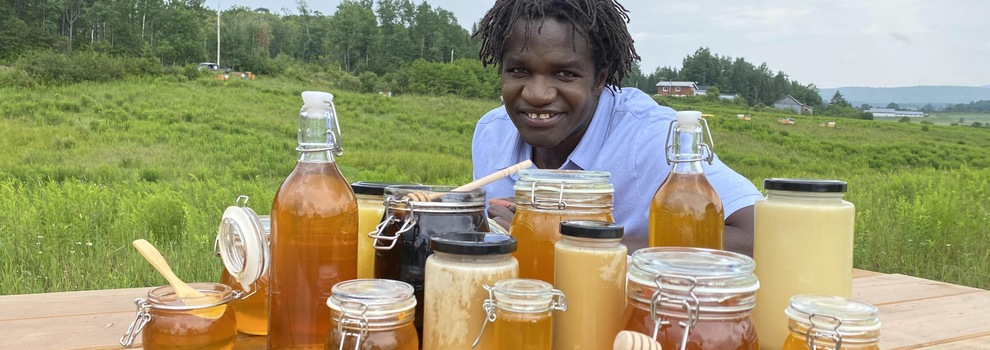 Boucar Diouf présente des pots de miel dans l'émission Manger sur ICI Explora. Boucar Diouf présente des pots de miel dans l'émission Manger sur ICI Explora.