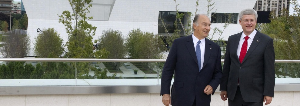 Souriants, les deux hommes se font tirer le portrait devant le musée sous un ciel nuageux. Souriants, les deux hommes se font tirer le portrait devant le musée sous un ciel nuageux.