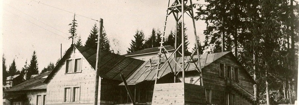 Image d'époque de l'église faite en bois. Image d'époque de l'église faite en bois.