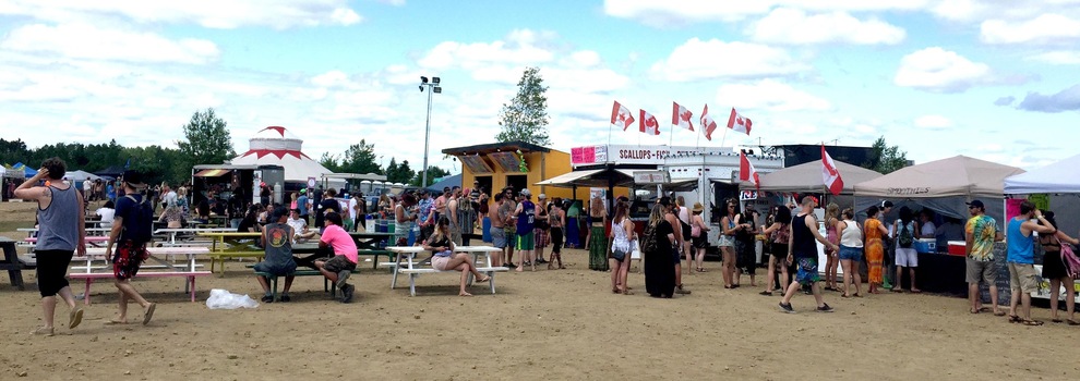 Des festivaliers et des kiosques Des festivaliers et des kiosques