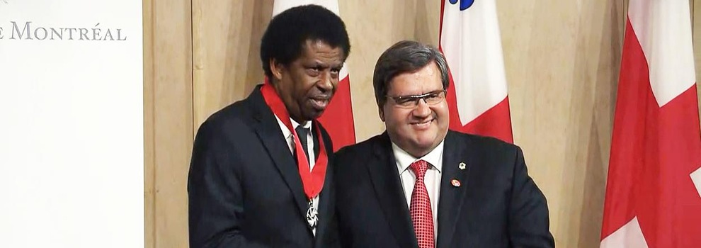 L'écrivain Dany Laferrière serre la main du maire de Montréal Denis Coderre après avoir été fait mercredi officier de l'Ordre de Montréal. L'écrivain Dany Laferrière serre la main du maire de Montréal Denis Coderre après avoir été fait mercredi officier de l'Ordre de Montréal.