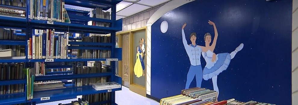 Image de la murale Jean-du-Nord dans une bibliothèque illustrant des danseurs sous un ciel étoilé. Image de la murale Jean-du-Nord dans une bibliothèque illustrant des danseurs sous un ciel étoilé.