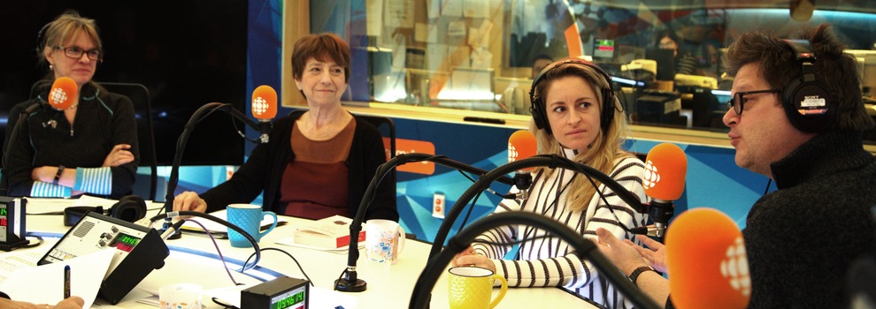 Blanchette, Françoise David, Christine Beaulieu et Dominique Champagne sont assis à une grande table du studio. Blanchette, Françoise David, Christine Beaulieu et Dominique Champagne sont assis à une grande table du studio.